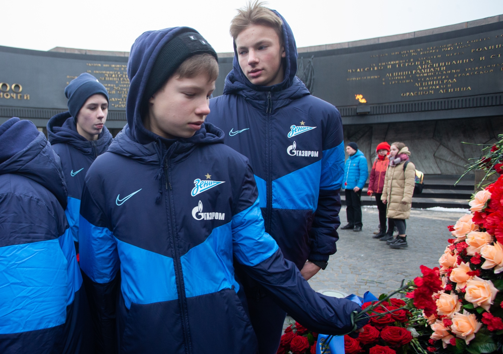 Возложение цветов к Монументу героическим защитникам Ленинграда