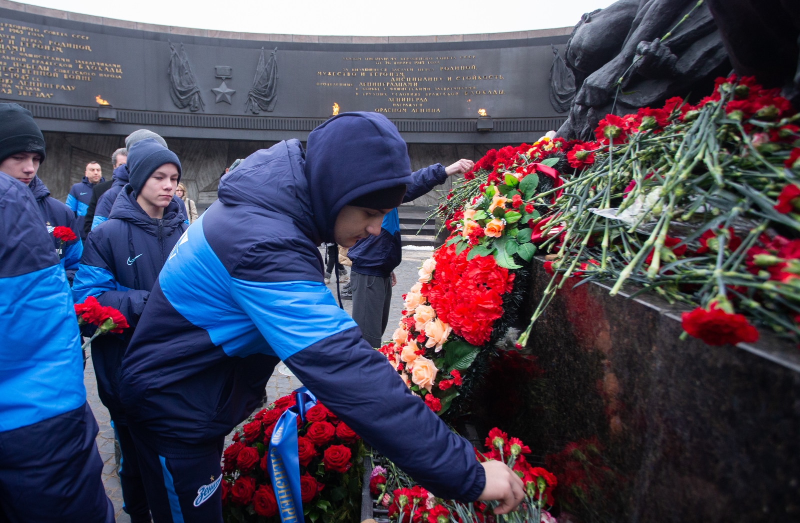 Возложение цветов к Монументу героическим защитникам Ленинграда