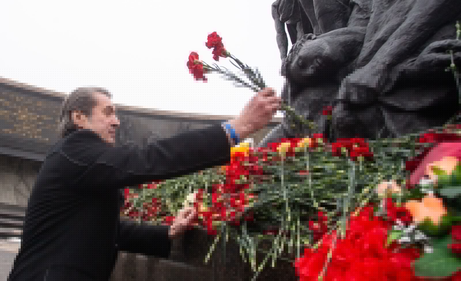 Возложение цветов к Монументу героическим защитникам Ленинграда