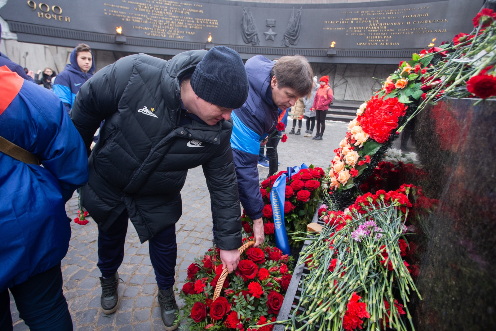 Возложение цветов к Монументу героическим защитникам Ленинграда