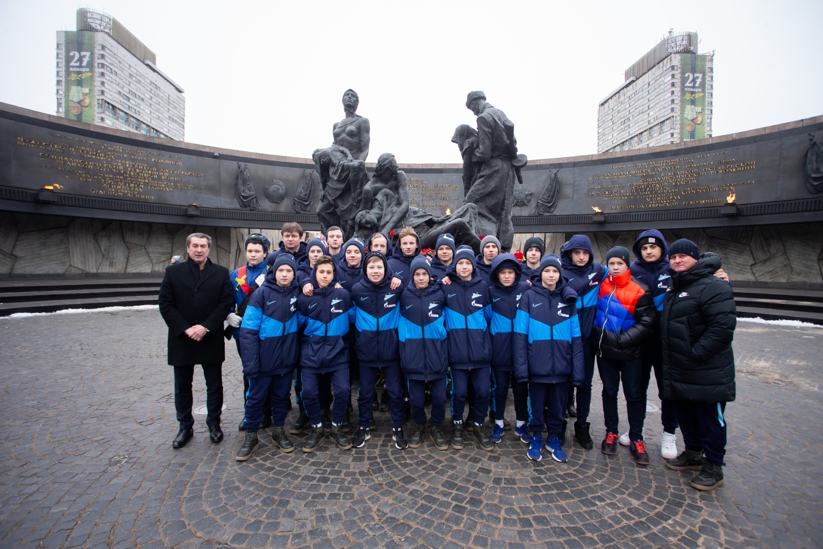 Возложение цветов к Монументу героическим защитникам Ленинграда