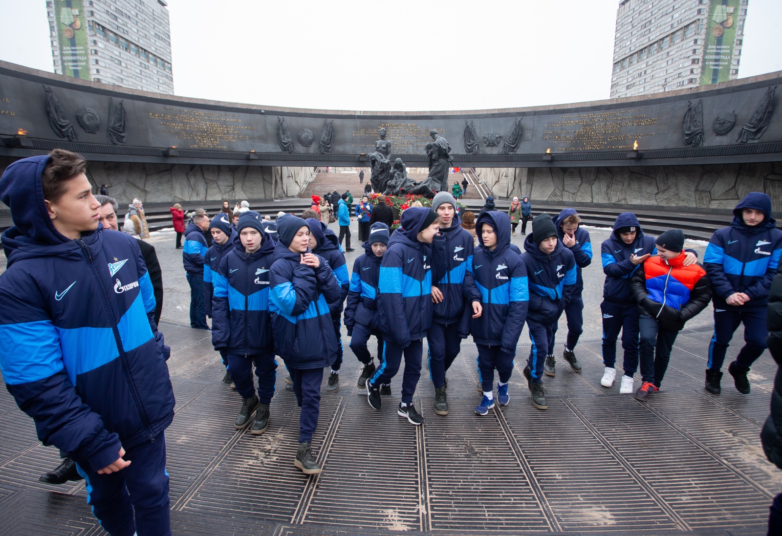Возложение цветов к Монументу героическим защитникам Ленинграда
