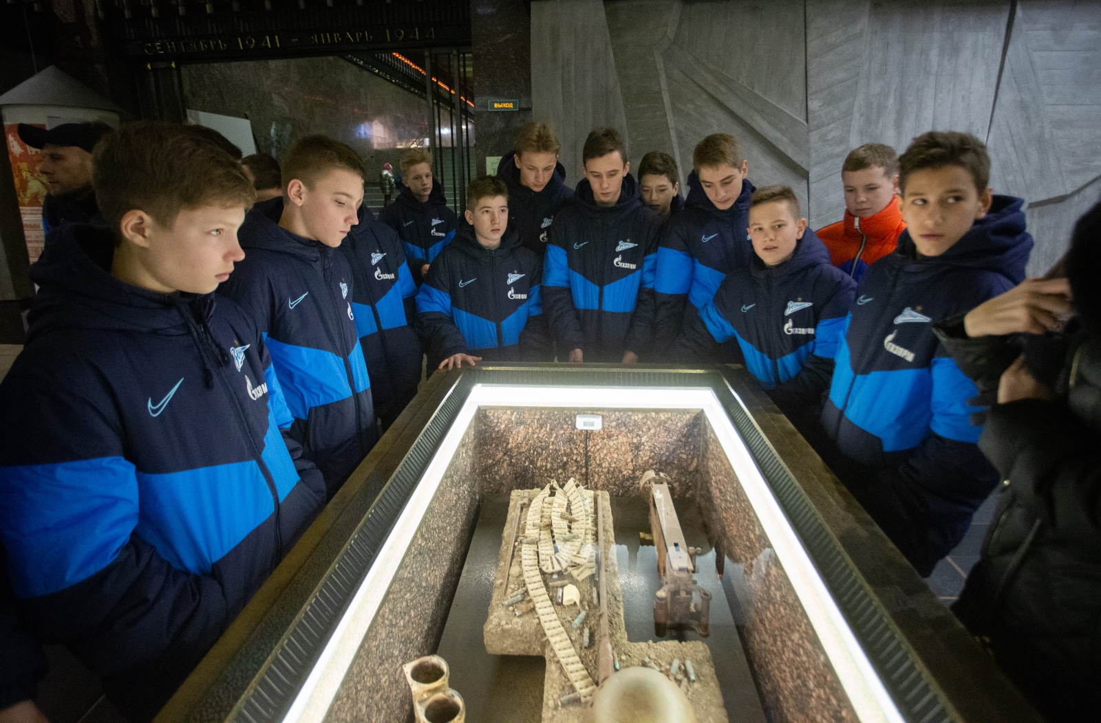 Возложение цветов к Монументу героическим защитникам Ленинграда