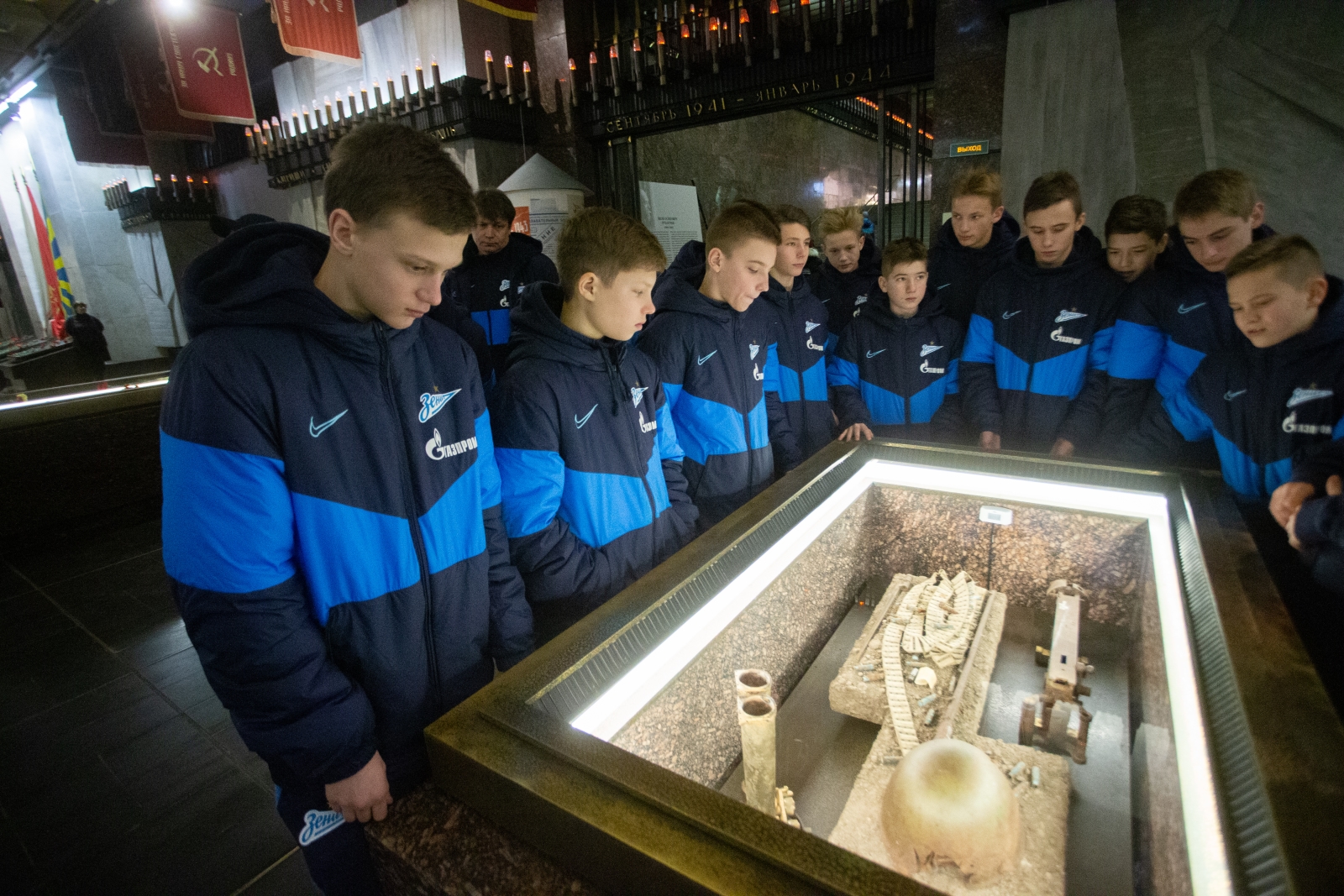 Возложение цветов к Монументу героическим защитникам Ленинграда