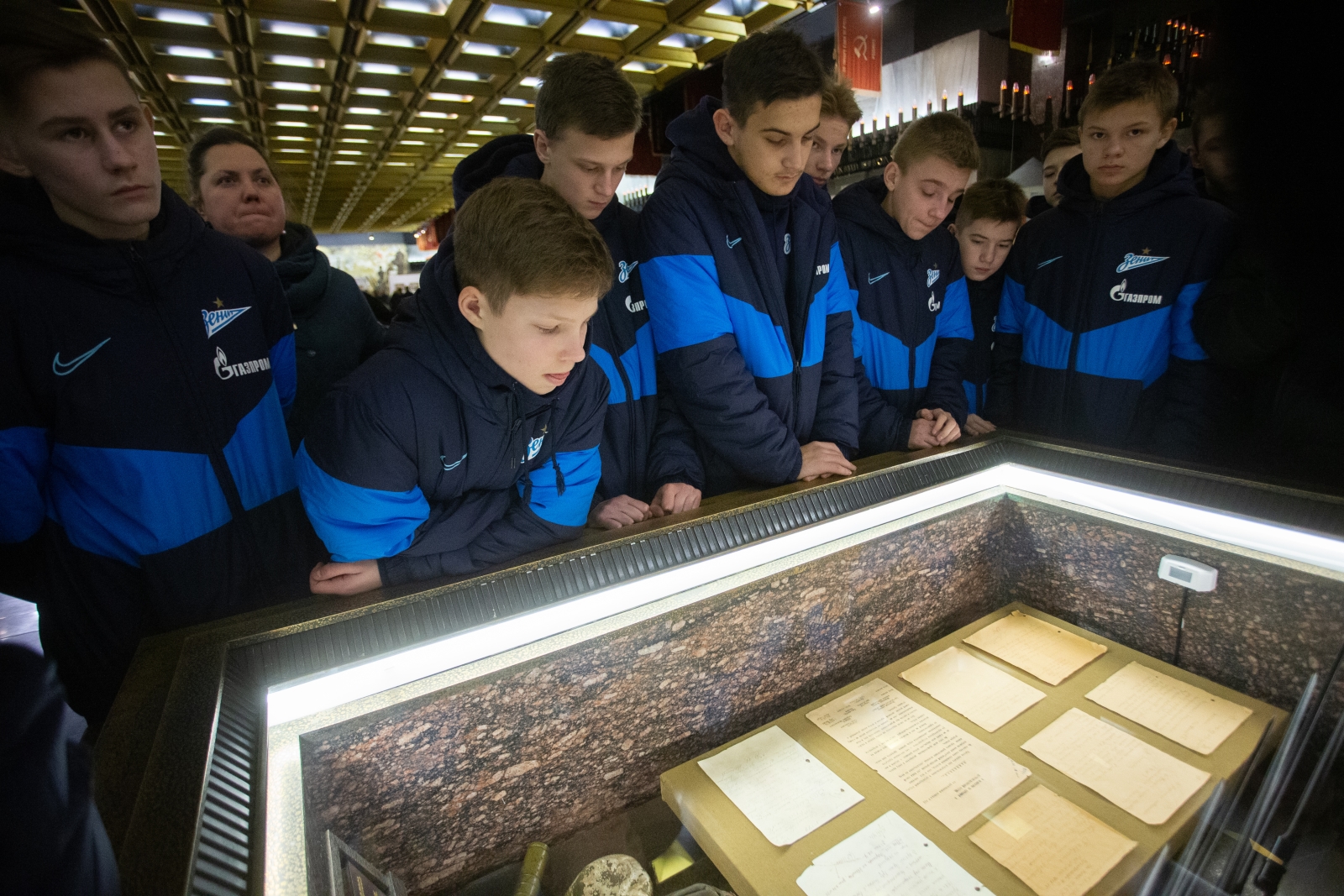 Возложение цветов к Монументу героическим защитникам Ленинграда