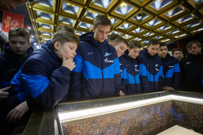 Возложение цветов к Монументу героическим защитникам Ленинграда