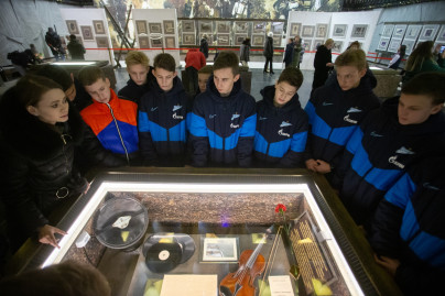 Возложение цветов к Монументу героическим защитникам Ленинграда