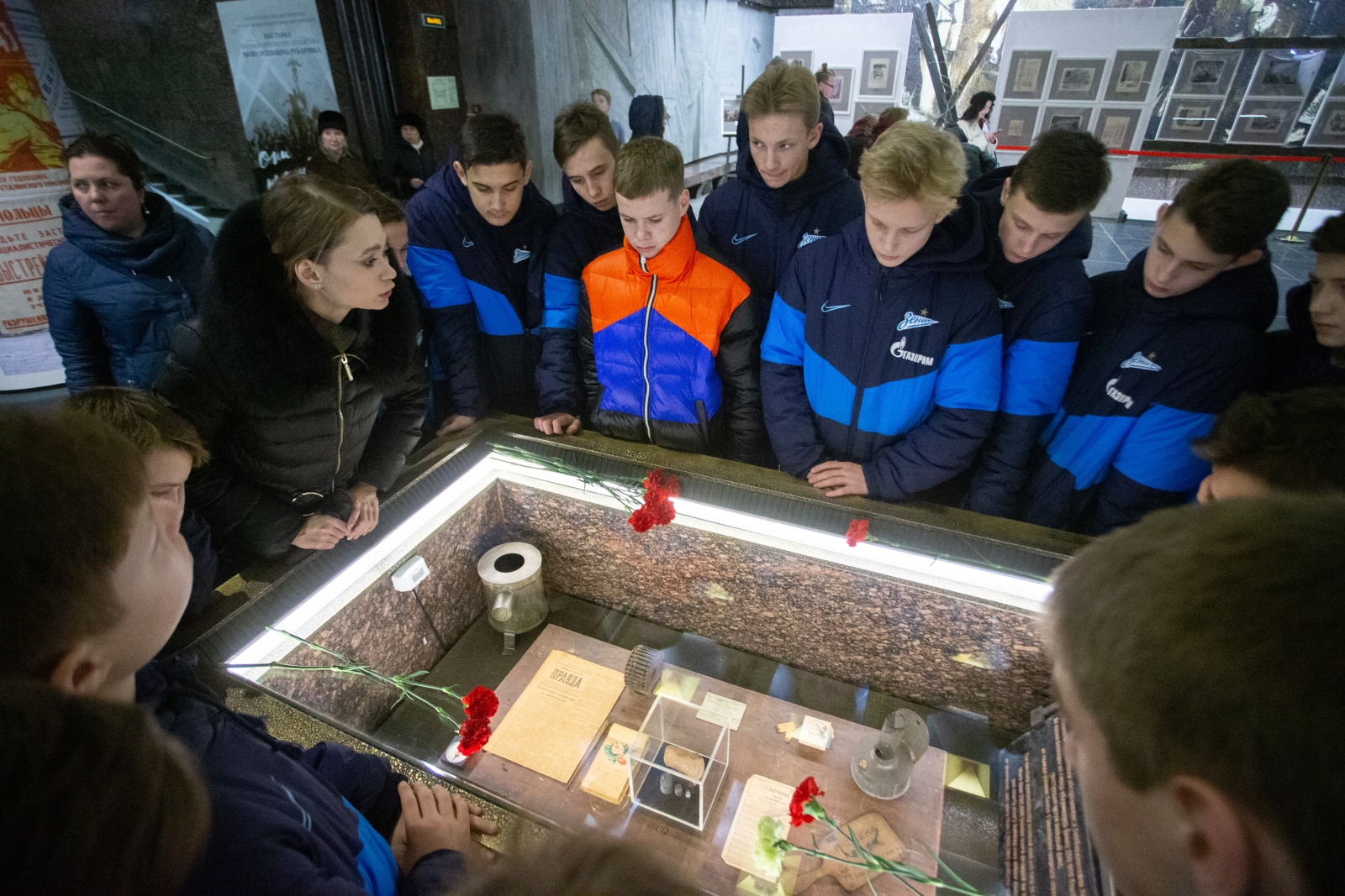 Возложение цветов к Монументу героическим защитникам Ленинграда