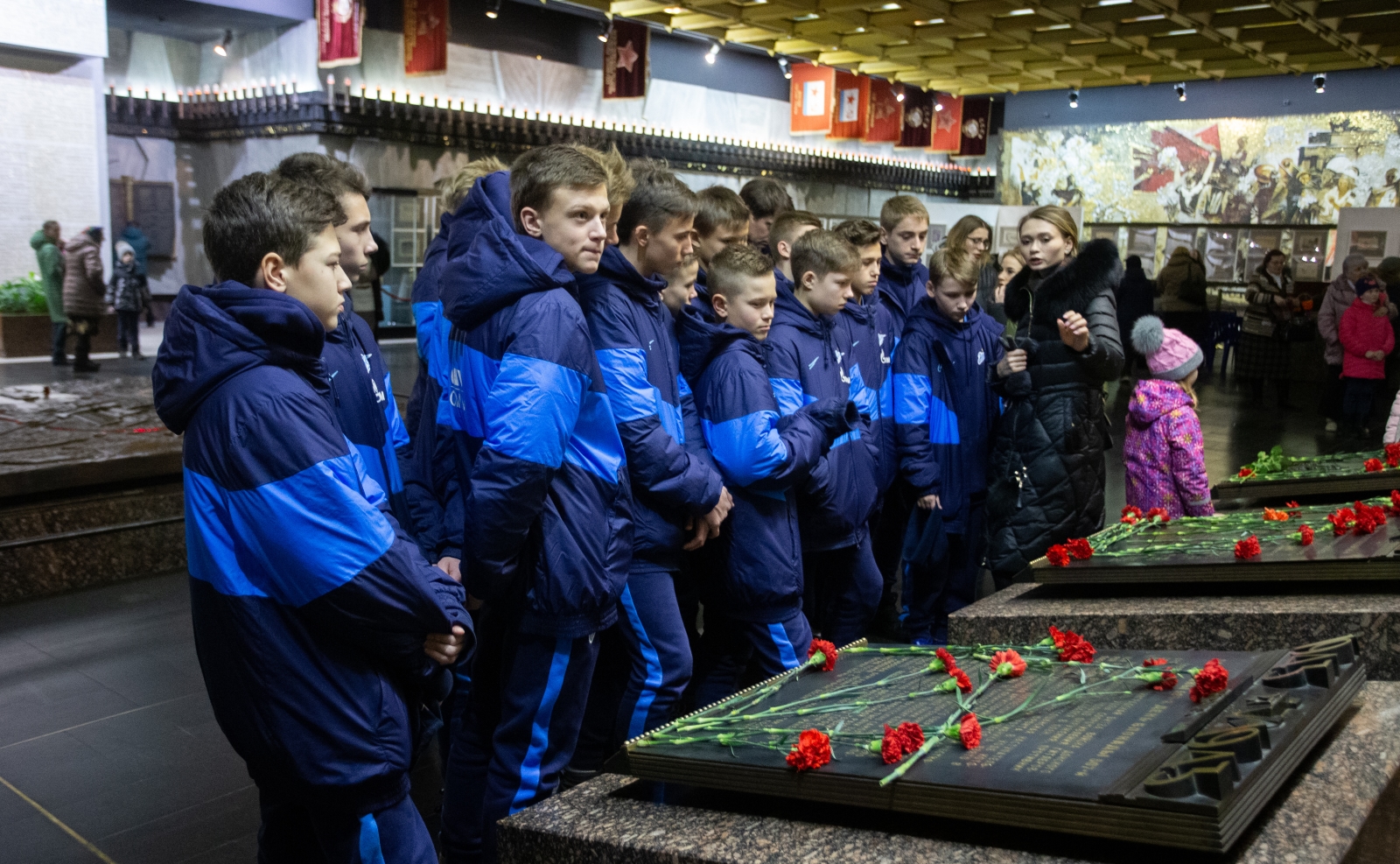 Возложение цветов к Монументу героическим защитникам Ленинграда