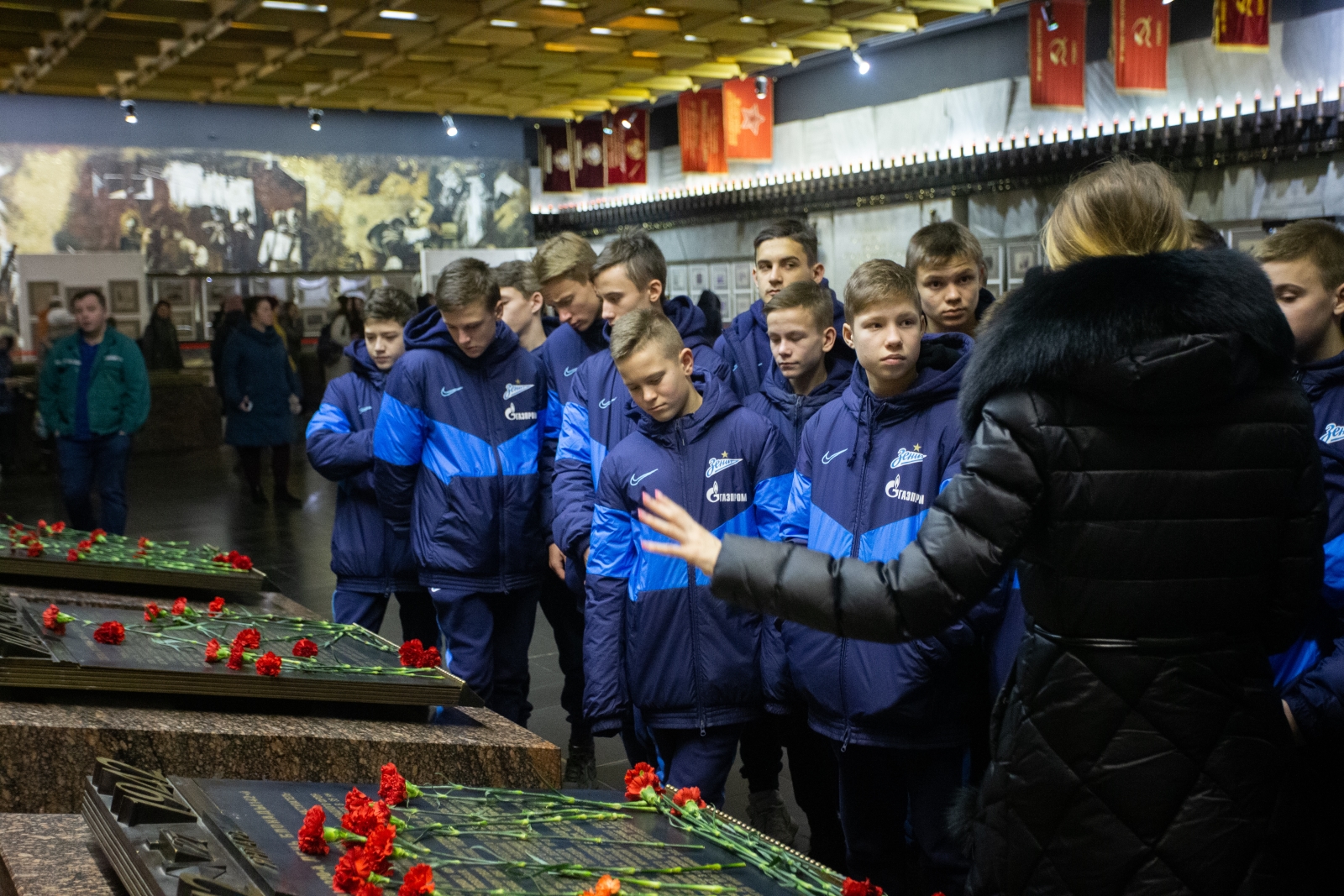 Возложение цветов к Монументу героическим защитникам Ленинграда