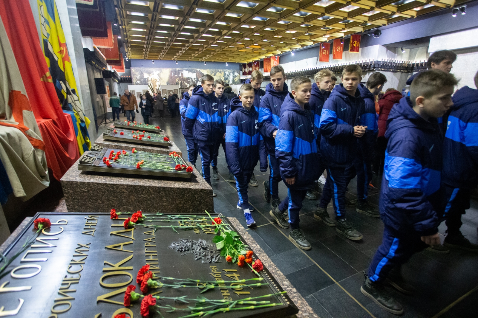 Возложение цветов к Монументу героическим защитникам Ленинграда