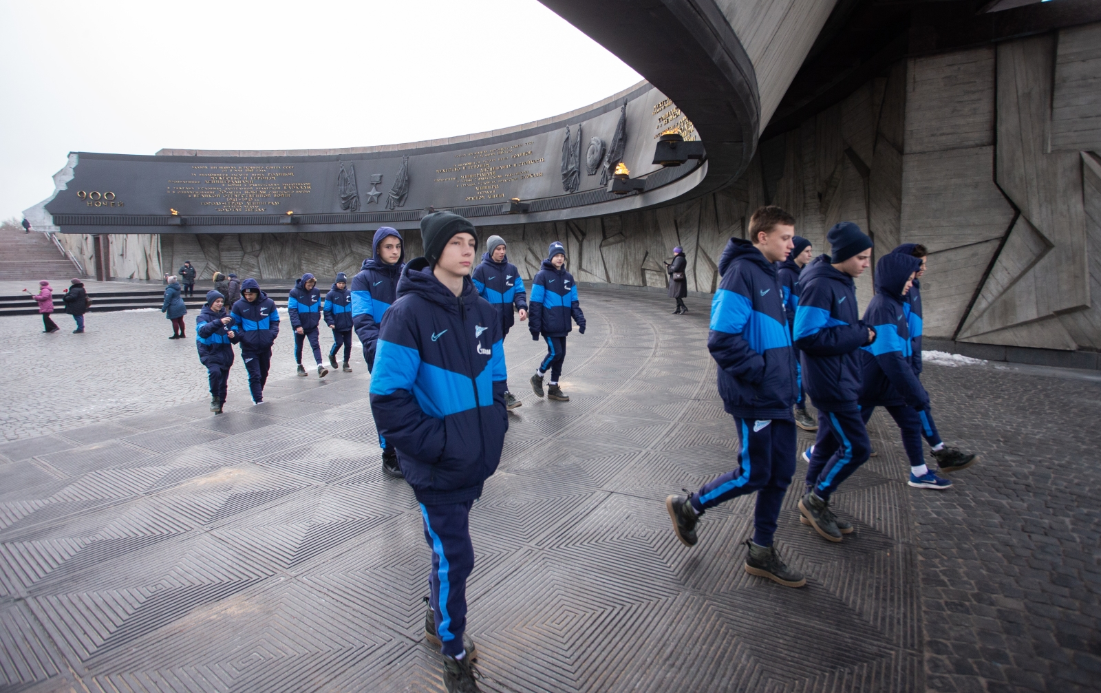 Возложение цветов к Монументу героическим защитникам Ленинграда