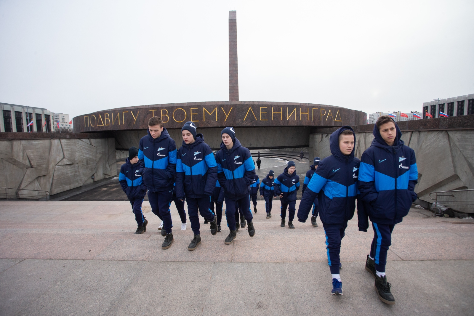 Возложение цветов к Монументу героическим защитникам Ленинграда