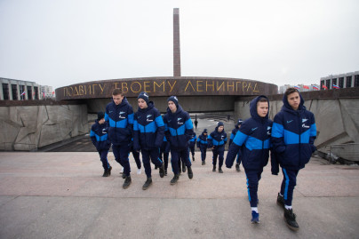 Возложение цветов к Монументу героическим защитникам Ленинграда