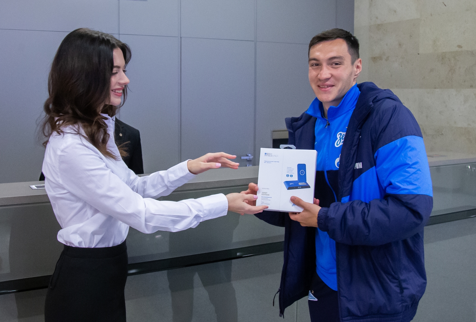 Вручение футболистам и тренерскому штабу «Зенита» подарков от партнера клуба «Interstep»