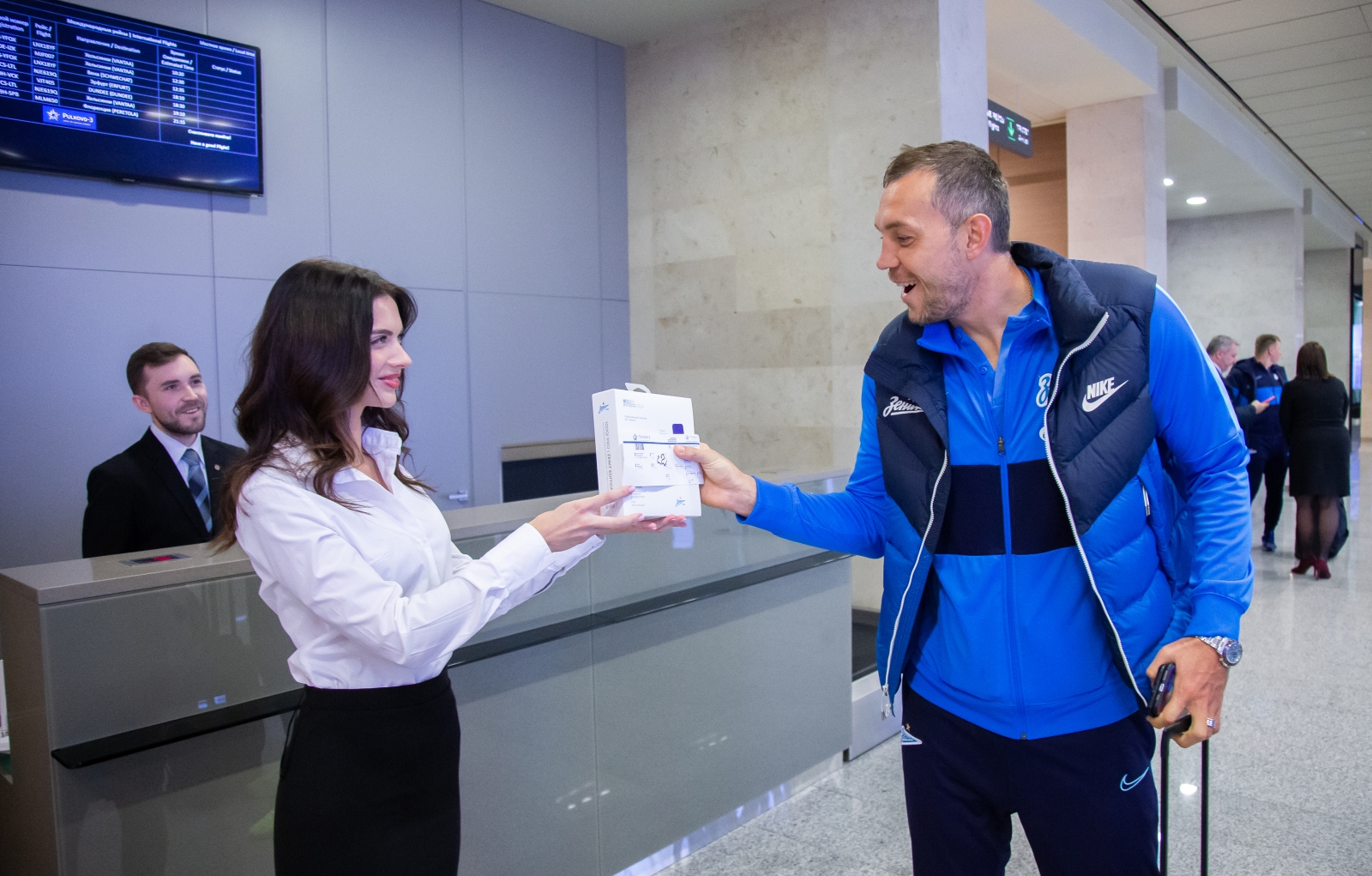 Вручение футболистам и тренерскому штабу «Зенита» подарков от партнера клуба «Interstep»