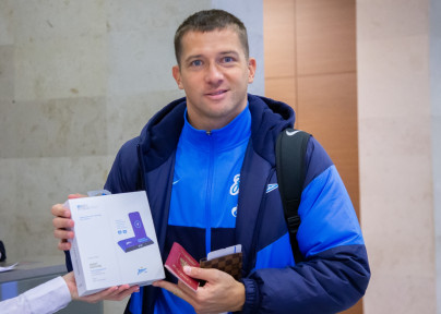 Вручение футболистам и тренерскому штабу «Зенита» подарков от партнера клуба «Interstep»