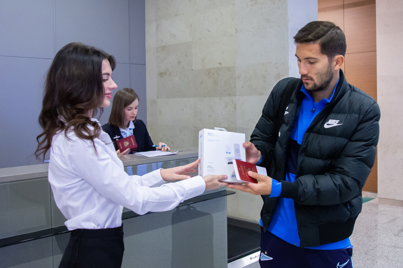 Вручение футболистам и тренерскому штабу «Зенита» подарков от партнера клуба «Interstep»