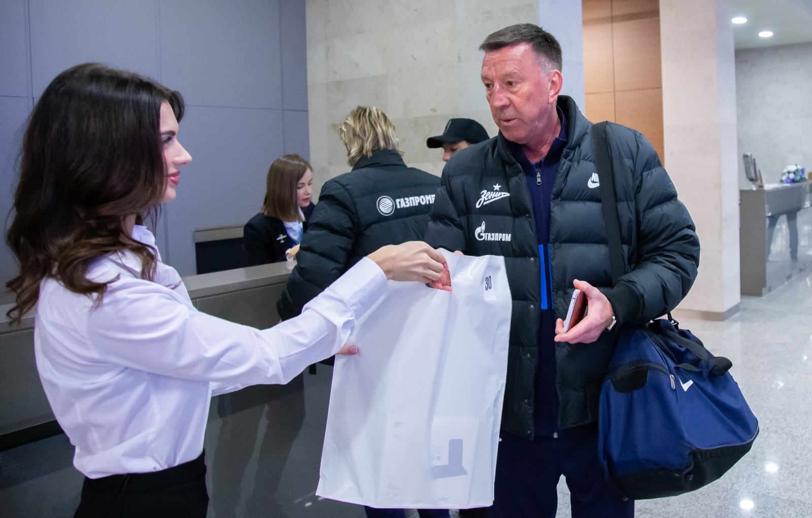 Вручение футболистам и тренерскому штабу «Зенита» подарков от партнера клуба «Interstep»