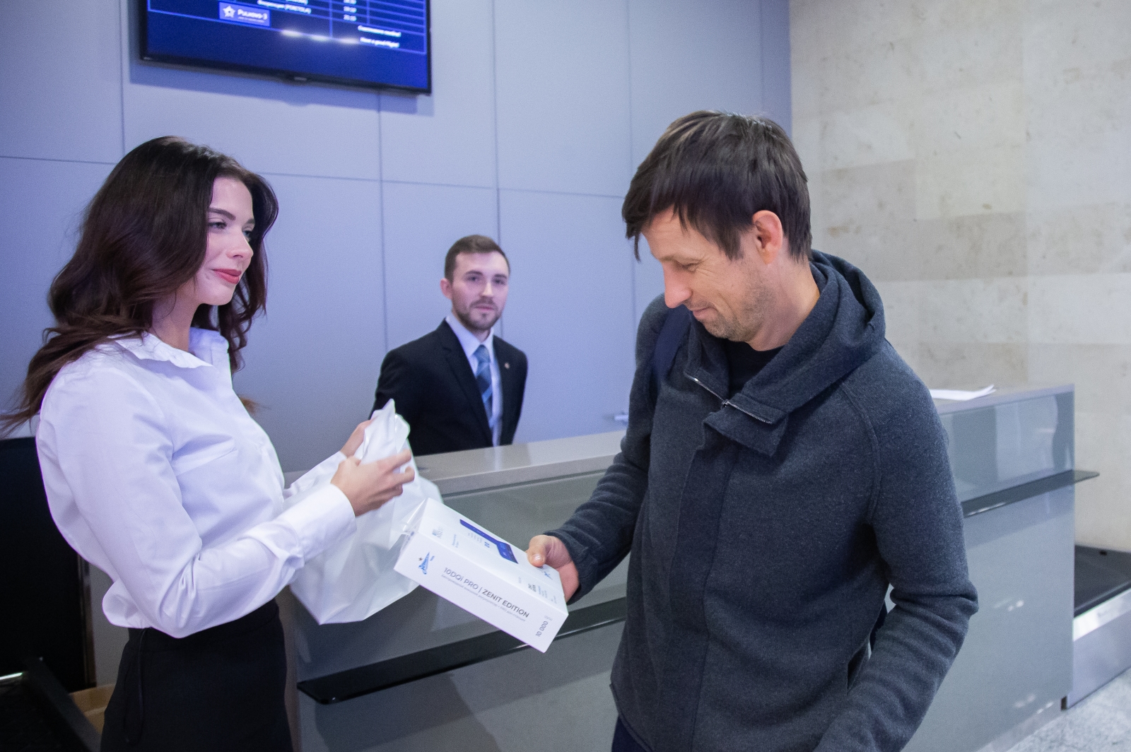 Вручение футболистам и тренерскому штабу «Зенита» подарков от партнера клуба «Interstep»