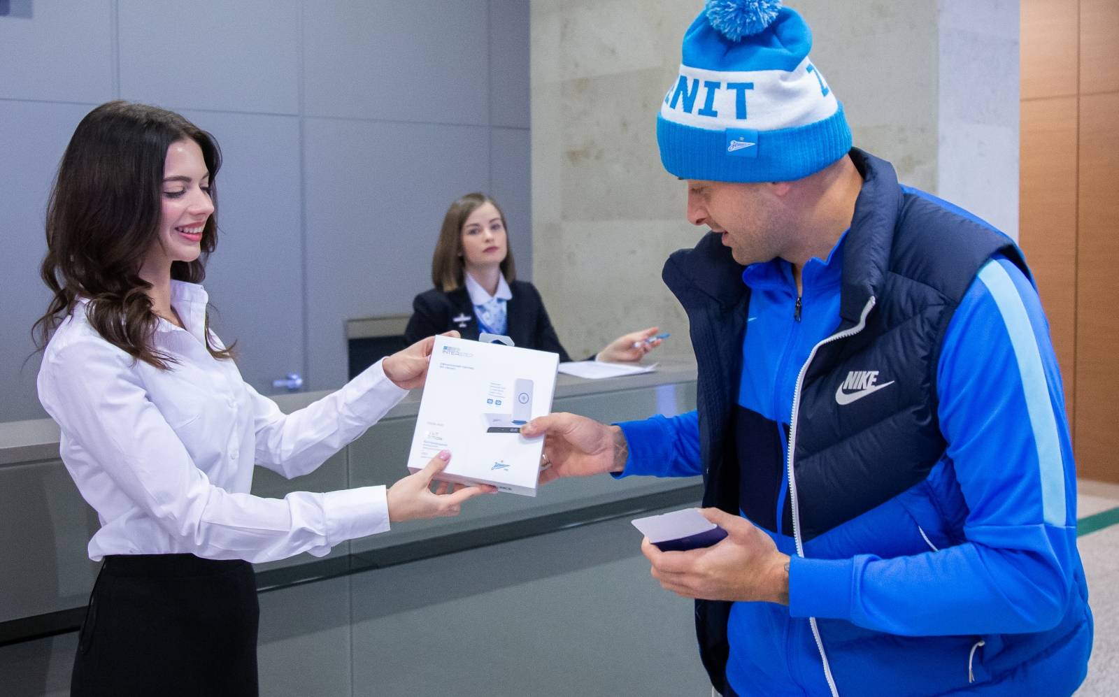 Вручение футболистам и тренерскому штабу «Зенита» подарков от партнера клуба «Interstep»