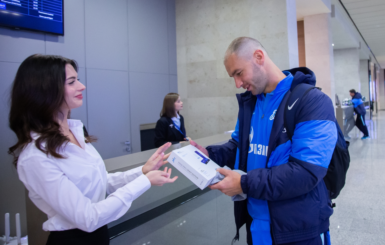 Вручение футболистам и тренерскому штабу «Зенита» подарков от партнера клуба «Interstep»