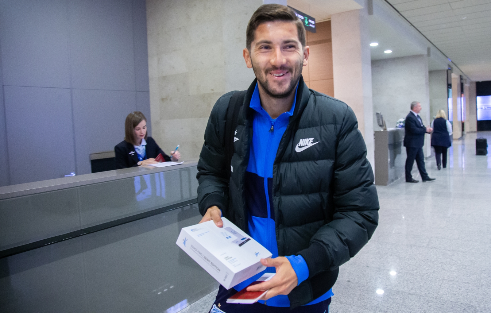 Вручение футболистам и тренерскому штабу «Зенита» подарков от партнера клуба «Interstep»