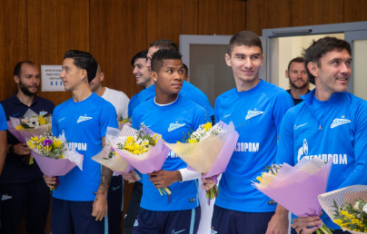 Футболисты и тренеры «Зенита» поздравили женщин, сотрудниц «Газпром»-тренировочного центра с 8 Марта