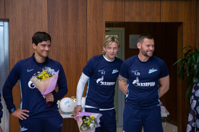 Футболисты и тренеры «Зенита» поздравили женщин, сотрудниц «Газпром»-тренировочного центра с 8 Марта