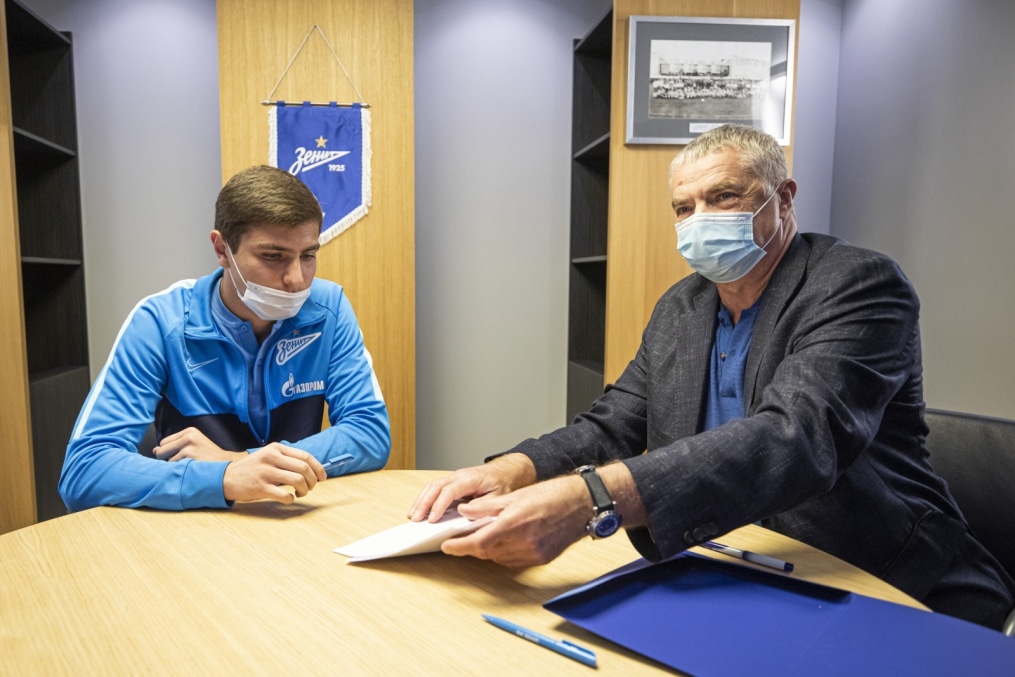 Подписание профессиональных контрактов футболистов молодежной команды