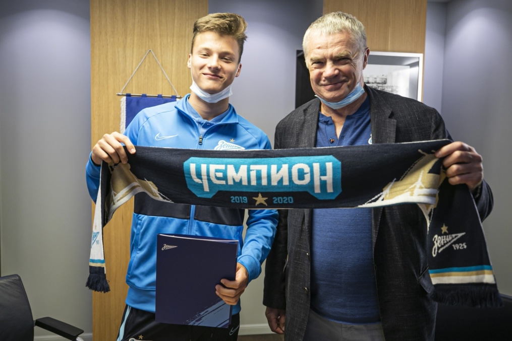 Подписание профессиональных контрактов футболистов молодежной команды
