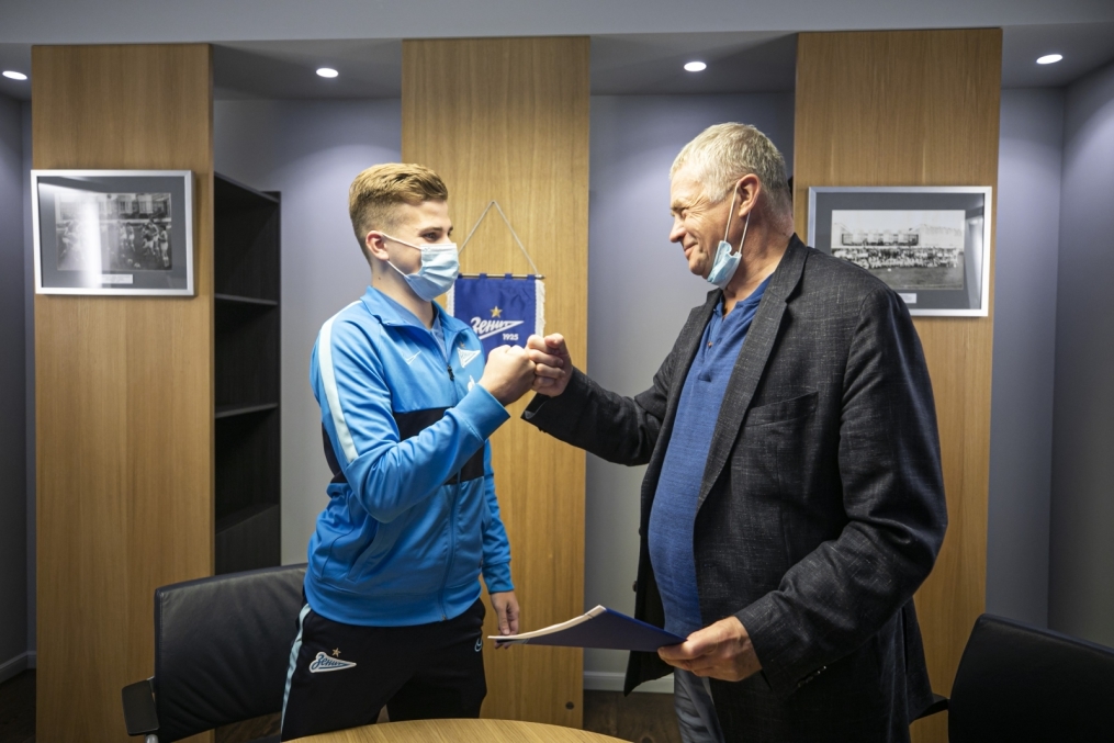 Подписание профессиональных контрактов футболистов молодежной команды