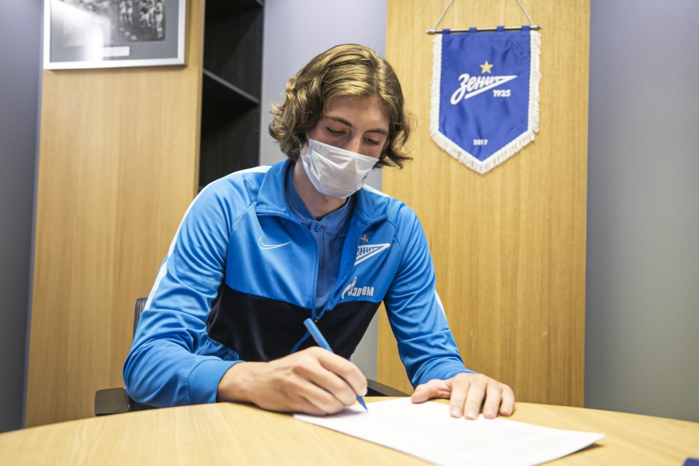 Подписание профессиональных контрактов футболистов молодежной команды