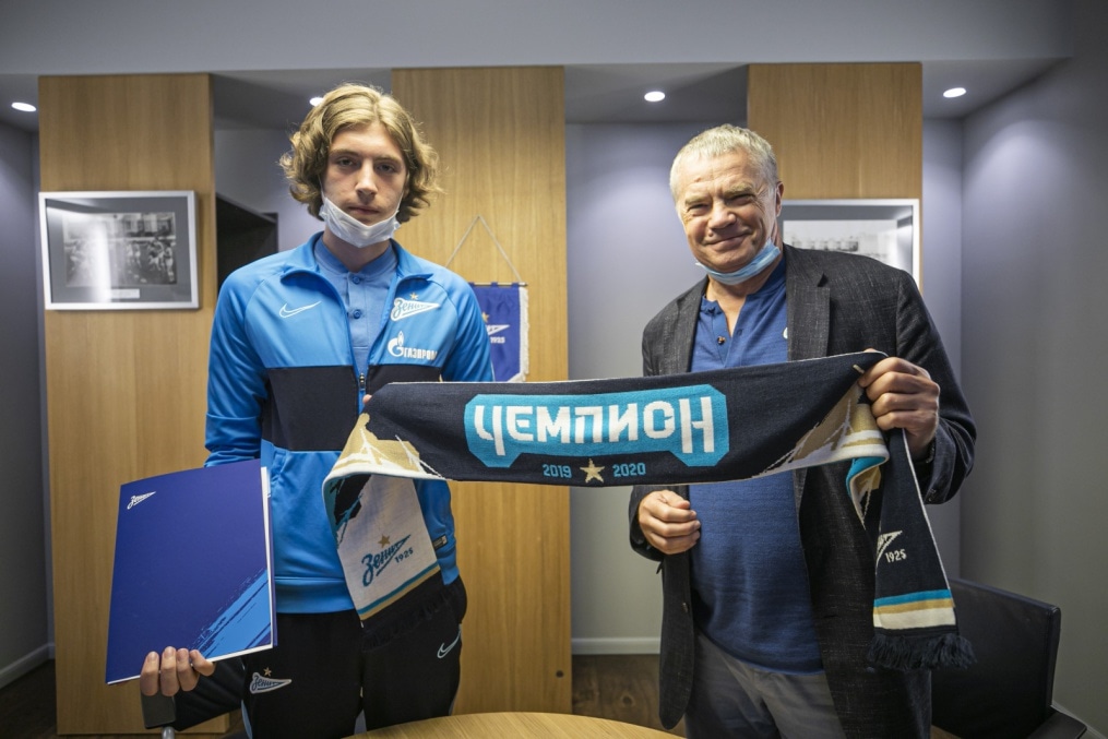 Подписание профессиональных контрактов футболистов молодежной команды