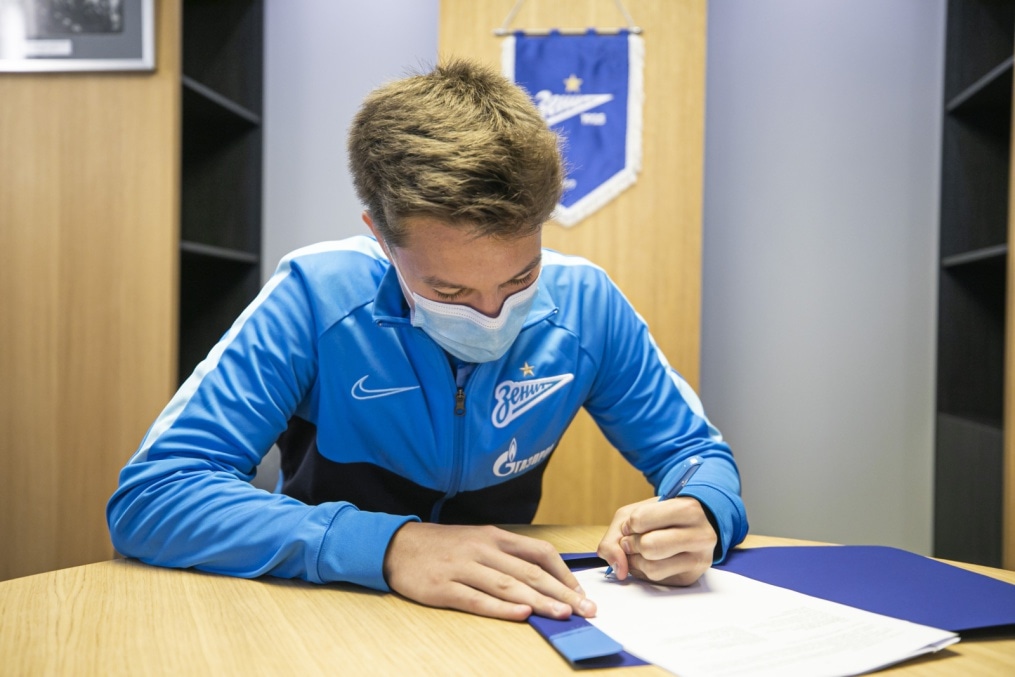 Подписание профессиональных контрактов футболистов молодежной команды