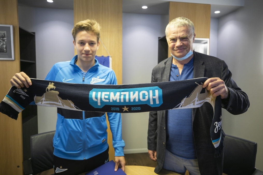 Подписание профессиональных контрактов футболистов молодежной команды