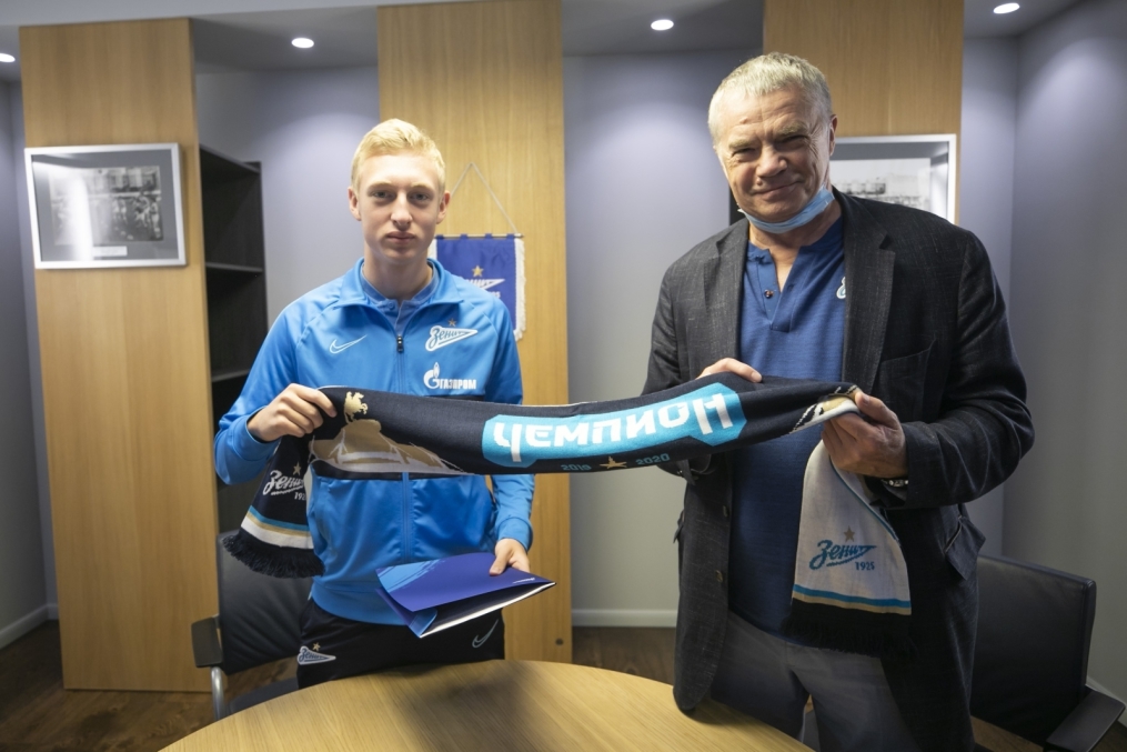 Подписание профессиональных контрактов футболистов молодежной команды