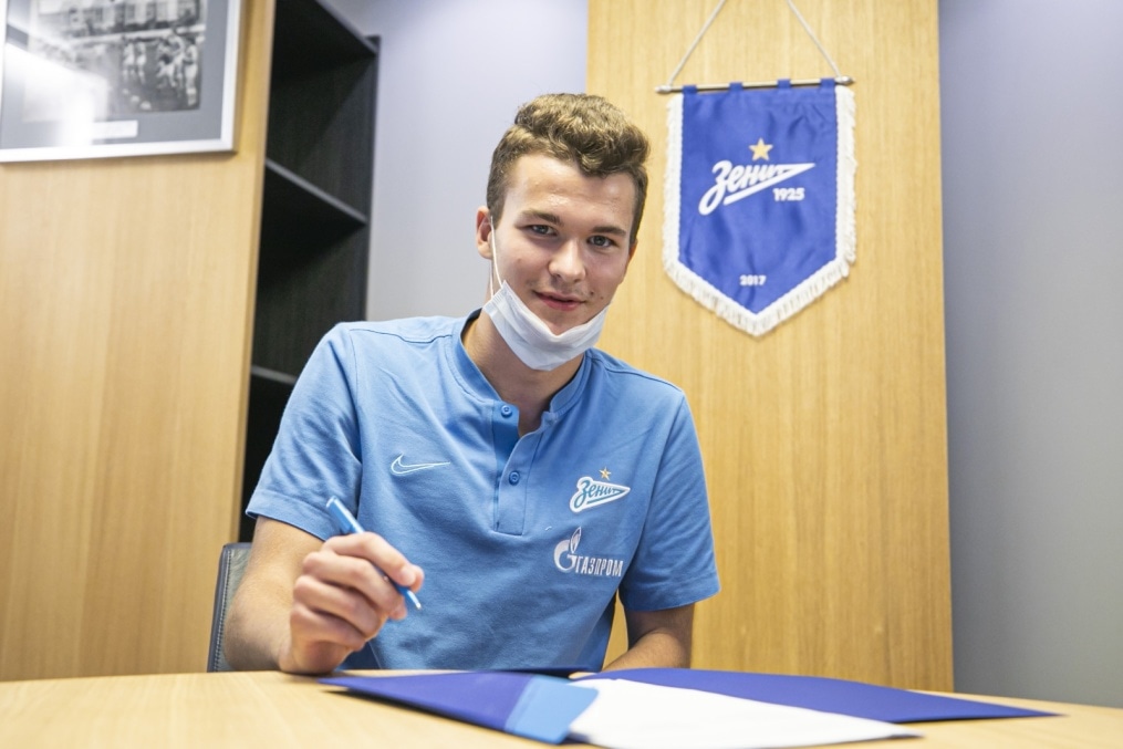 Подписание профессиональных контрактов футболистов молодежной команды