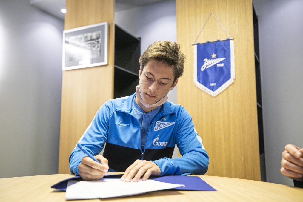 Подписание профессиональных контрактов футболистов молодежной команды