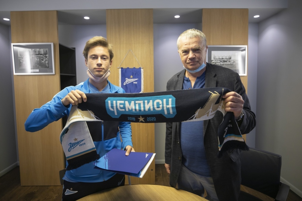 Подписание профессиональных контрактов футболистов молодежной команды