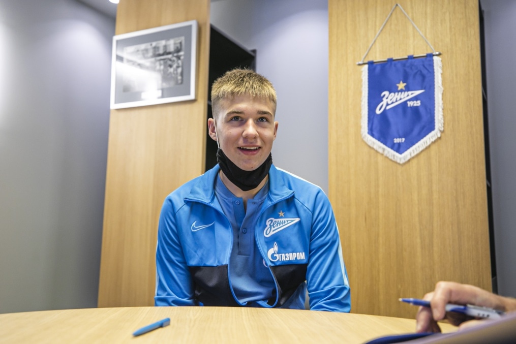 Подписание профессиональных контрактов футболистов молодежной команды