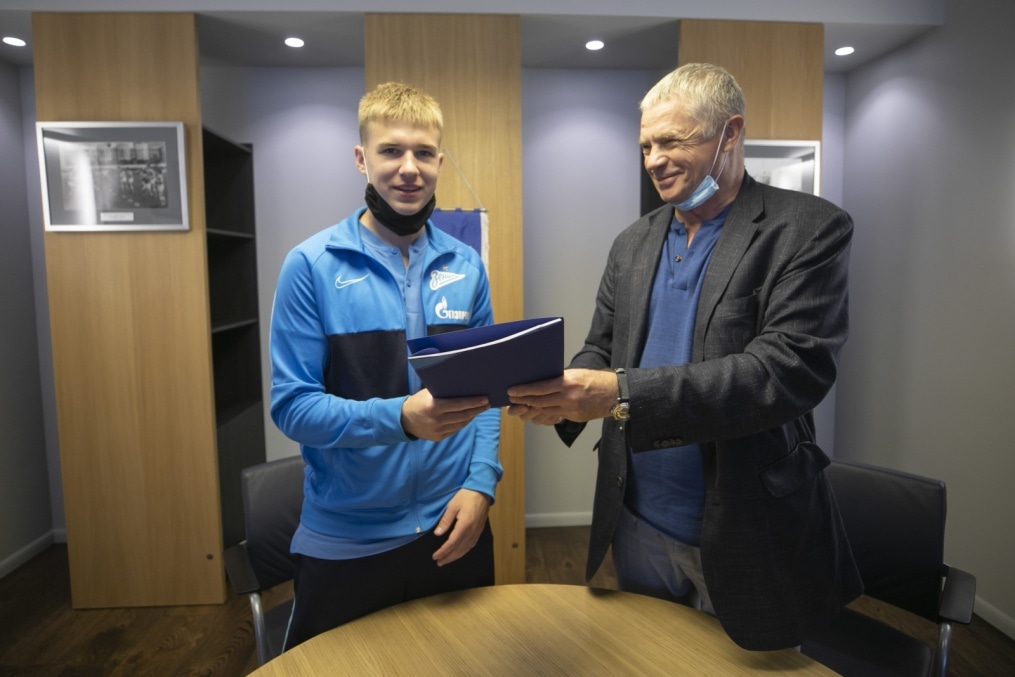 Подписание профессиональных контрактов футболистов молодежной команды