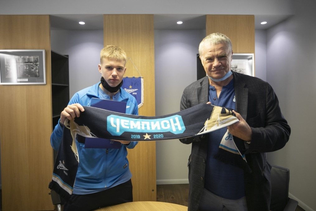 Подписание профессиональных контрактов футболистов молодежной команды