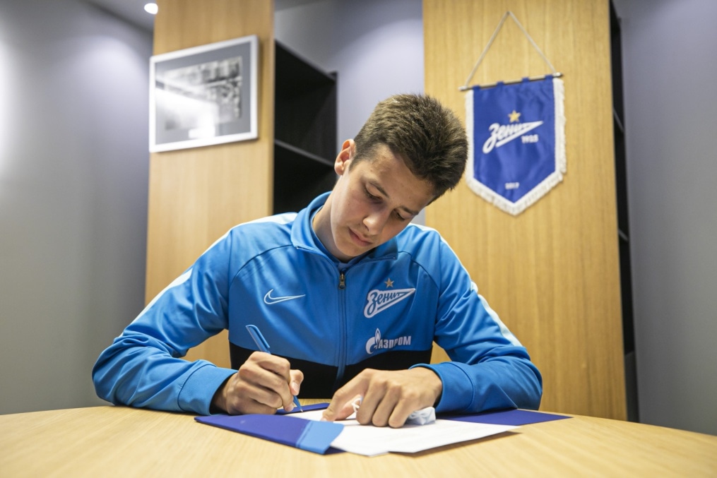 Подписание профессиональных контрактов футболистов молодежной команды