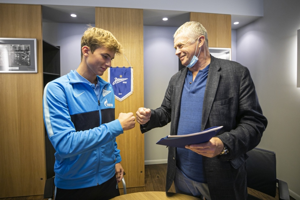 Подписание профессиональных контрактов футболистов молодежной команды