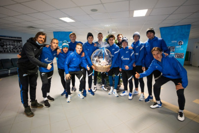 Футболисты и тренеры Академии ФК «Зенит» отвезли подарок в приют во всемирный день домашних животных