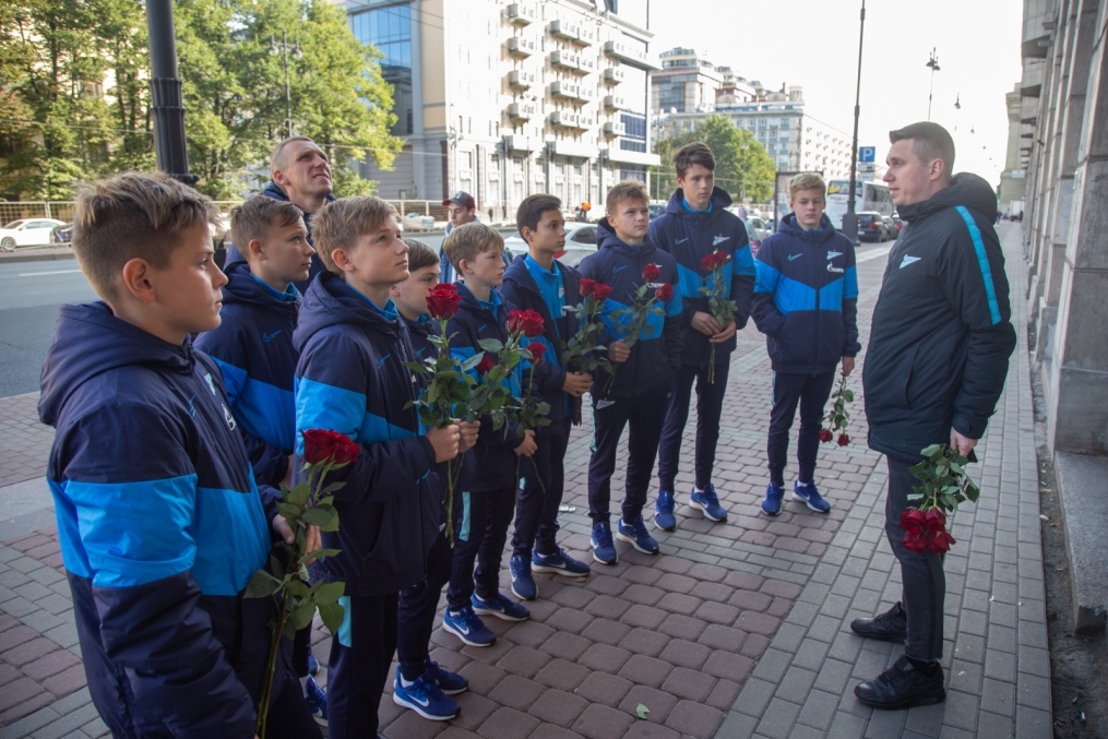 Возложение цветов к мемориалу Павла Федоровича Садырина.