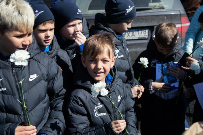 Основной состав «Зенита», женская команда и «Газпром»-Академия почтили память жертв войны на Пискаревском мемориале