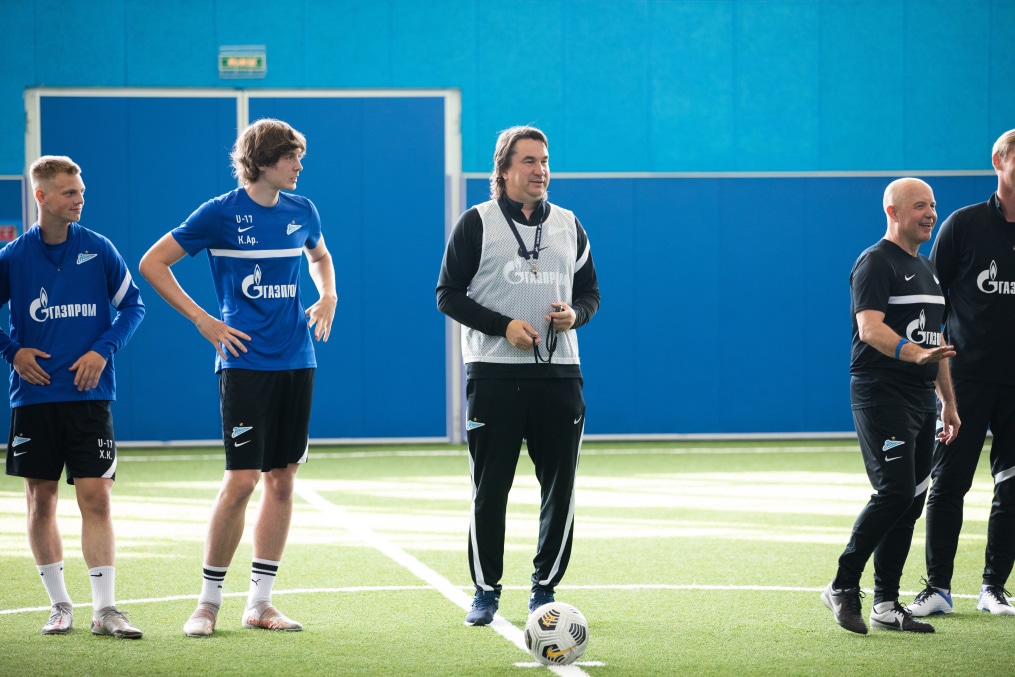 Выпускники Академии  провели матч с тренерами и легендами «Зенита»