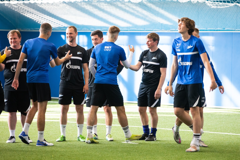 Выпускники Академии  провели матч с тренерами и легендами «Зенита»